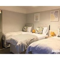 BEST PRICE! Perfect Gunwharf Accommodation - 5 single beds or Kingsize FREE PARKING