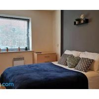 Ground Floor 2 Bedroom Apartment w Parking Sleep up to 6 in L3