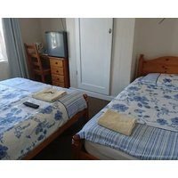 Room in Guest room - Comfortable Family room with Tv Free Fast Wifi Sleeps 4 with 1 Bunk Bed