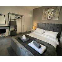 5 Lockside *Free private parking* *City centre*