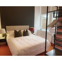 Modern and Bright Three Bed Apartment