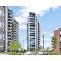 Luxury Riverside Apartment- Directly Overlooking River