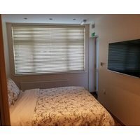 London Luxury Apartments 1 min from Redbridge Station with Parking