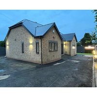 Cheerful 4 Bedroom luxury house with free parking