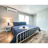 Shady Oaks Condo- King Bed Walk To Main St.