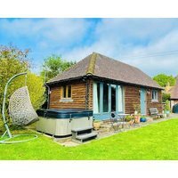 The Barn cottage with hot tub overlooking the lake