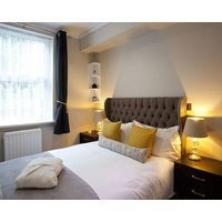 Luxury 2 Bedroom Apartment 5 Minutes From Victoria Station!