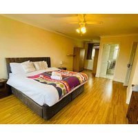 Super King Bed Suite Executive office fast WiFi free parking