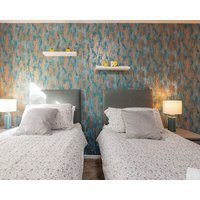 Cheerful 4-bedroom house with multiple car parking