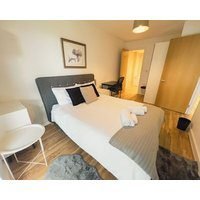 Waterside Retreat: Luxury Canal-side Apartment In Manchester With Balcony