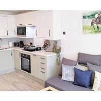 Modern 2 BR Apartment near Town