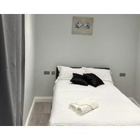 Charming 1-Bed Apartment in London 8