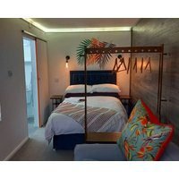 Thistles -Private Entrance Studio