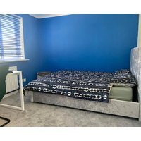 Charming 6-Bed House in Reading