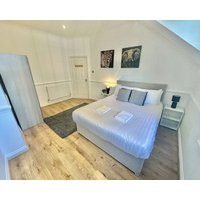 Roof Terrace Two Bedroom Apartment - Walk To Beach