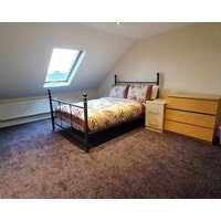 Luxury London House Sleeps x 16 Free Parking Free Wifi Garden Patio Close to tube line easy access to Central London