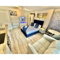 Cozy Downtown Retreat - Central Apartment With Short Walk To Beach