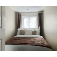 Private guest house - Double bedroom en-suite and workspace with private entrance
