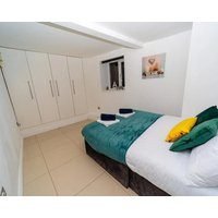 Spacious Flat with Patio & Parking in city centre