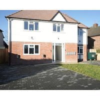 Heathrow Charge and Go-FREE PARKING-Electric vehicle charging- Near Heathrow airport 5 min drive-Near Restaurants-Near Tesco Extra- Pet Friendly