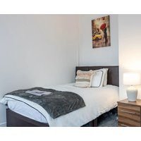 Charming 4-bed Guest House In Salford