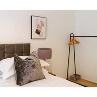 A York Riverside That Sleeps 6 Guests In 2 Bedrooms