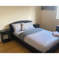 4 Bed House - Sleeps 8 - Wifi - Parking