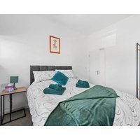 Near Worcester City Centre with close access to shops and public transport - Can accommodate up to 12 guests over 3 x 2 bedroomed flats - longer stays