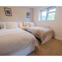 Discover The Secret Garden: Spacious Home For 8 In Crawley