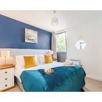 Modern 2 Bed Flat With Free Parking & A View From The Balcony. Great Location.