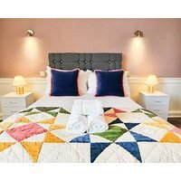 Spacious 2 Bedroom Apartment in the heart of New Town