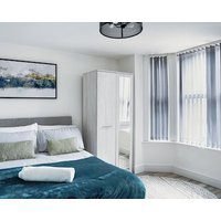 Spacious 2Bed Apartment Near City Centre Sleeps 4 with Parking