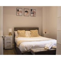 Spacious Apartment In City Centre - Free Parking