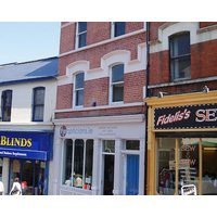 Situated Centrally Adjacent To The Historic City Walls. Family Sized With Deck.