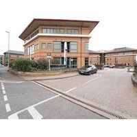 Ground Floor Flat - With Tv  very Close Transport Links To Heathrow Airport