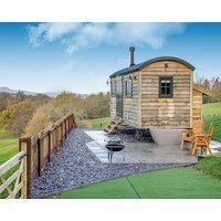Enjoy A Romantic Retreat At This Luxurious Shepherd’s Hut.