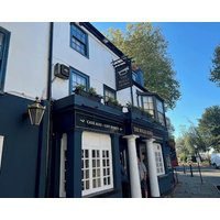 Stylish apt in a 1938 building with parking