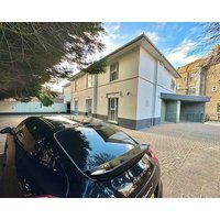 Luxe Chic Retreat - Tropical Vibes & Skylight Serenity - WiFi - Large Smart TV - Minutes Walk to Town and Beach - Sleeps 3