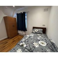 Lovely 6-bed House In Windsor