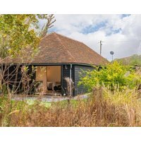 The Garden Room - A Holiday Let That Sleeps 2 Guests In 1 Bedroom