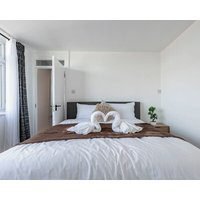 Shepherd’s Bush Haven: 4 Bed Luxury Apartment 2 Minutes From Westfield Shopping.