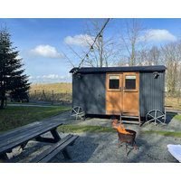 Cosy En-suite Shepherd Huts In Beautiful Wooded Area.