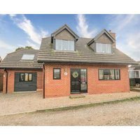Cottage With Hot Tub & Garden Near Beach