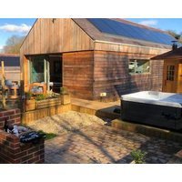 Rosemary Lodge • 2br + Hot Tub & Sauna • Sleeps 4