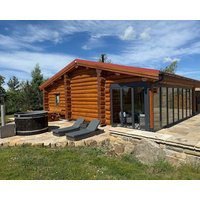 Luxury Log Cabin With Hot Tub & Scenic Views In Oakenshaw