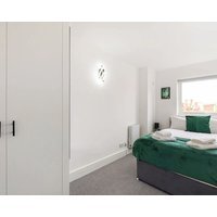 Sleek Reading Apartment Near Town Centre - Stylish Stay For Work Or Leisure