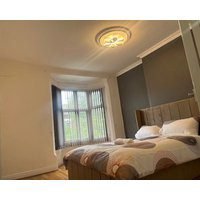 4-Guest Charm Home w Street Parking & WiFi & Party