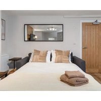 Luxury Lower-Level One Bed Apt