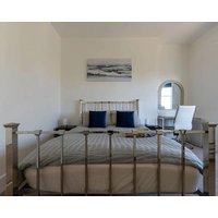 Charming 2-Bed Penthouse - Free Parking