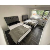 Luxury 3 Bedroom Holiday Home Sleeps 10 private Parking Jacuzzi Bath